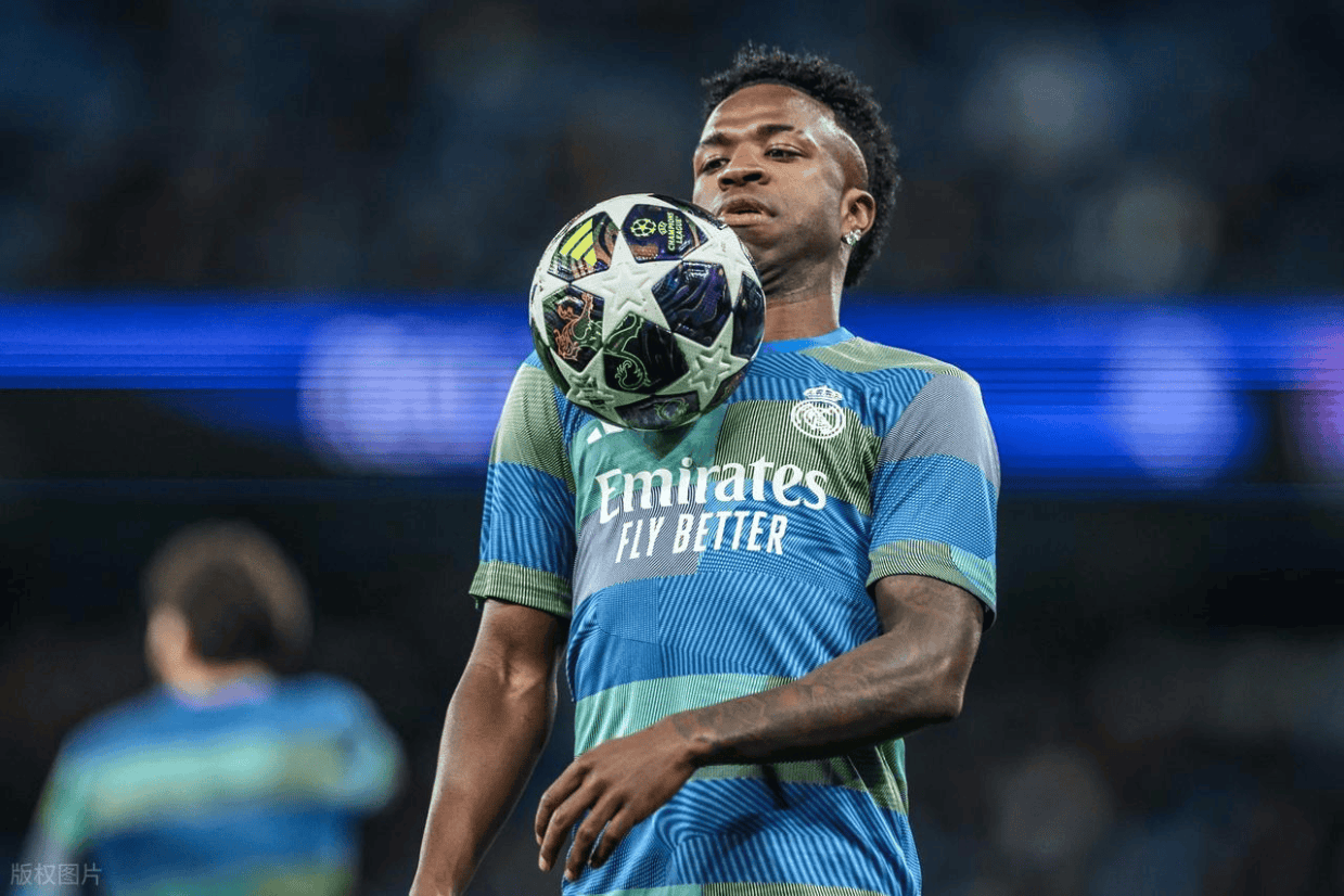 欧冠最大冤案?B席红牌引争议,球迷怒喷:裁判毁了比赛!